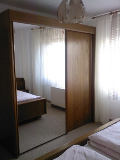 Schlafzimmer 2 mit Schwebet&uuml;renschrank