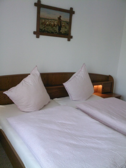 Schlafzimmer 2 mit gem&uuml;tlichem Doppelbett