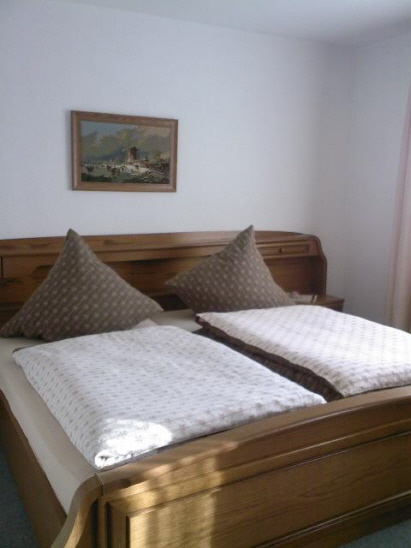 Schlafzimmer 1 mit gem&uuml;tlichem Doppelbett